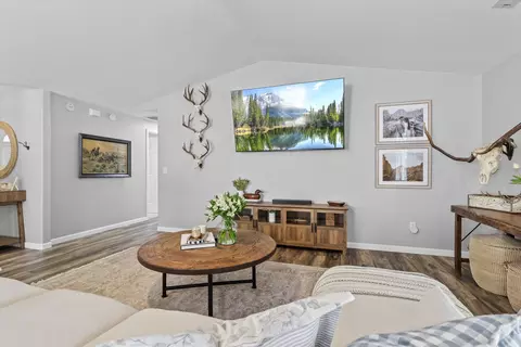 Living - 23 Blue Heron Ct, Eagle Point, OR 97524 photo 5 of 5