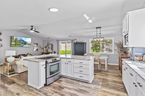 Kitchen - 23 Blue Heron Ct, Eagle Point, OR 97524 photo 5 of 5