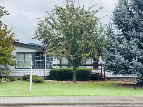 1105 Doneen Ln, Grants Pass, OR 97526