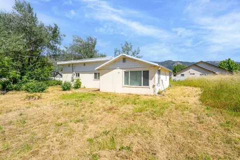 207 Henry St, Myrtle Creek, OR 97457