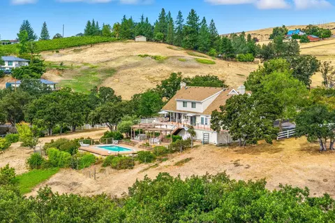 500 Pompadour Dr, Ashland, OR 97520