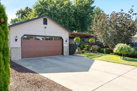 1060 Hopkins Rd, Central Point, OR 97502