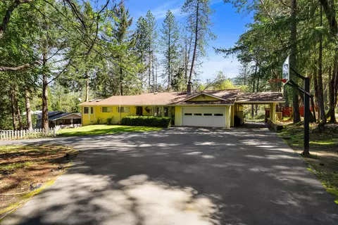 310 Surrey Dr, Grants Pass, OR 97526