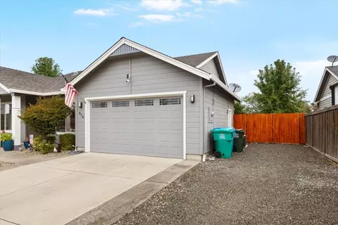 Exterior - 676 Nottingham Ter, Eagle Point, OR 97524 photo 4 of 9