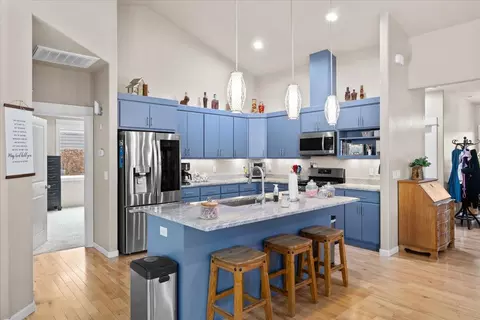 Kitchen - 676 Nottingham Ter, Eagle Point, OR 97524 photo 1 of 4