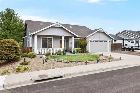 Exterior - 676 Nottingham Ter, Eagle Point, OR 97524 photo 2 of 9