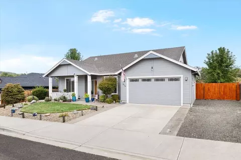 Exterior - 676 Nottingham Ter, Eagle Point, OR 97524 photo 3 of 9