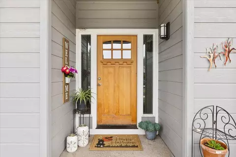 Entry Way - 676 Nottingham Ter, Eagle Point, OR 97524 photo 1 of 2