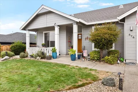 Exterior - 676 Nottingham Ter, Eagle Point, OR 97524 photo 5 of 9