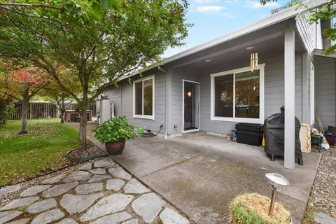Exterior - 676 Nottingham Ter, Eagle Point, OR 97524 photo 8 of 9