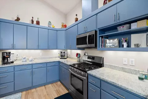 Kitchen - 676 Nottingham Ter, Eagle Point, OR 97524 photo 3 of 4