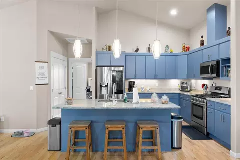 Kitchen - 676 Nottingham Ter, Eagle Point, OR 97524 photo 2 of 4