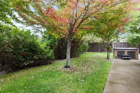 Exterior - 676 Nottingham Ter, Eagle Point, OR 97524 photo 7 of 9