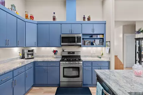 Kitchen - 676 Nottingham Ter, Eagle Point, OR 97524 photo 4 of 4