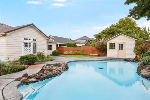802 Ridgeway Ave, Central Point, OR 97502