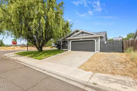 7894 Laura Ln, White City, OR 97503