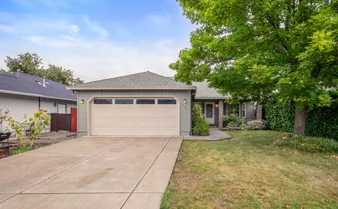 1557 Summer Pl, Talent, OR 97540