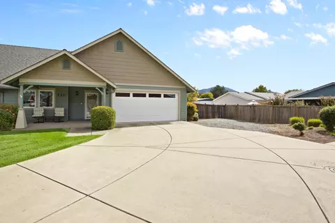 737 SW Kinsington Ct, Grants Pass, OR 97526