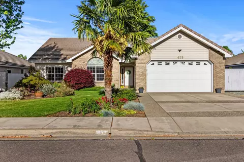 659 Jackson Creek Dr, Central Point, OR 97502