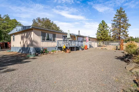 2900 Rogue River Dr, Eagle Point, OR 97524