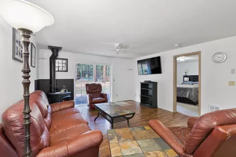 Living - 59895 Cheyenne Rd, Bend, OR 97702 photo 1 of 2