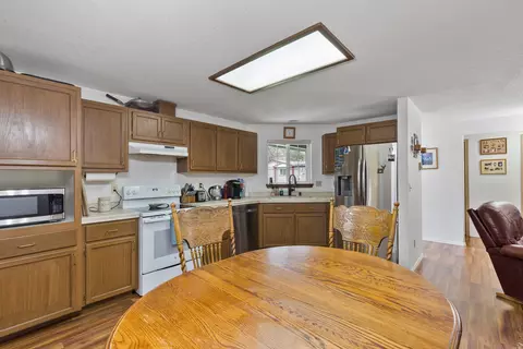Kitchen - 59895 Cheyenne Rd, Bend, OR 97702 photo 2 of 3