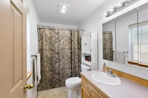 Bath - 59895 Cheyenne Rd, Bend, OR 97702 photo 2 of 2
