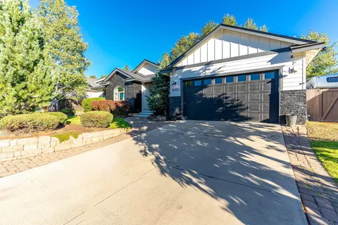 Exterior - 61160 Hilmer Creek Dr, Bend, OR 97702 photo 11 of 13