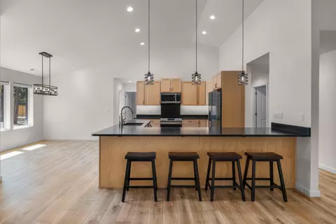 Kitchen - 15943 Cascade Ln, La Pine, OR 97739 photo 4 of 5