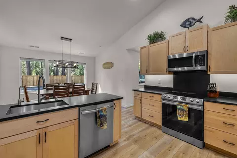 Kitchen - 15943 Cascade Ln, La Pine, OR 97739 photo 3 of 5