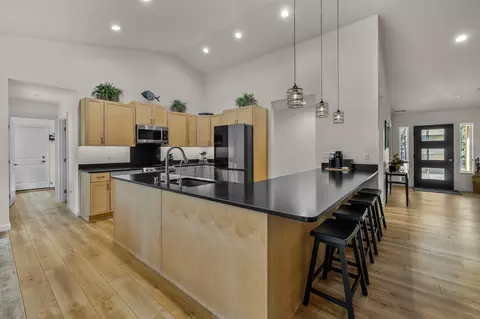 Kitchen - 15943 Cascade Ln, La Pine, OR 97739 photo 1 of 5