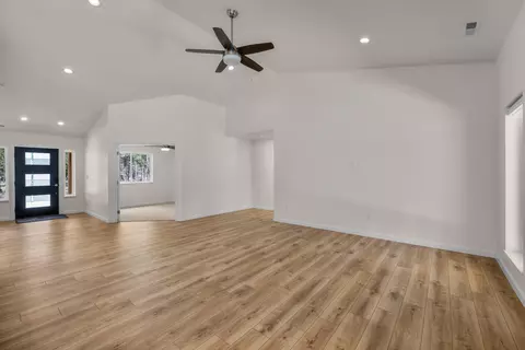 Living - 15943 Cascade Ln, La Pine, OR 97739 photo 3 of 6