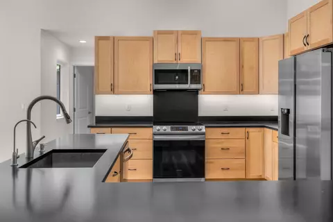 Kitchen - 15943 Cascade Ln, La Pine, OR 97739 photo 5 of 5
