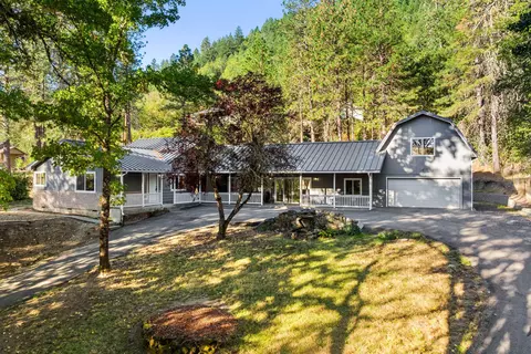 518 Riverbanks Rd, Grants Pass, OR 97527