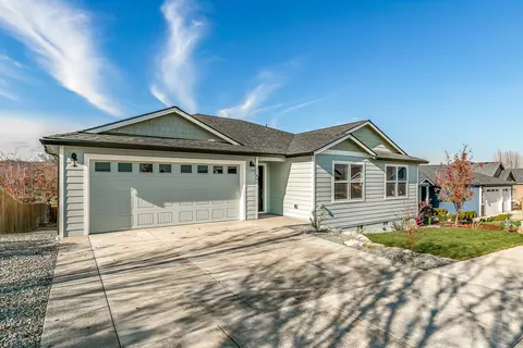 403 N Deanjou Ave, Eagle Point, OR 97524