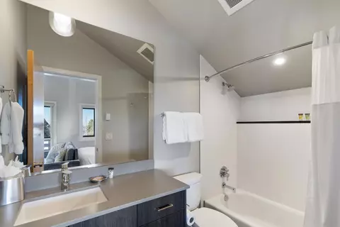 Bath - 19120 Gateway Loop, Bend, OR 97702 photo 2 of 4