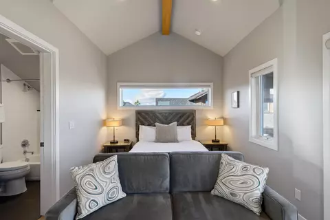Bedroom - 19120 Gateway Loop, Bend, OR 97702 photo 1 of 8