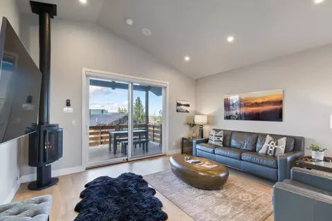 Living - 19120 Gateway Loop, Bend, OR 97702 photo 1 of 2