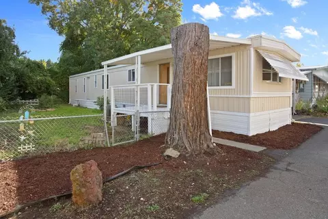 306 Sandlewood Dr, Grants Pass, OR 97526