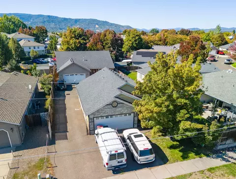 2825 Duell Ave, Medford, OR 97501