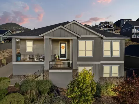 523 W La Strada Cir, Medford, OR 97504