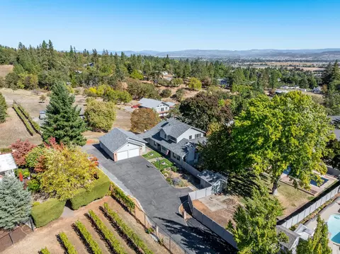 1916 Old Military Rd, Central Point, OR 97502