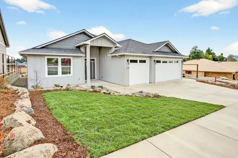3358 Viewpoint Dr, Medford, OR 97504