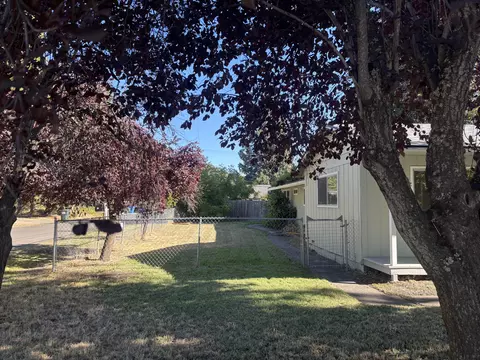 Exterior - 124 Paxon Ave, Eagle Point, OR 97524 photo 2 of 5