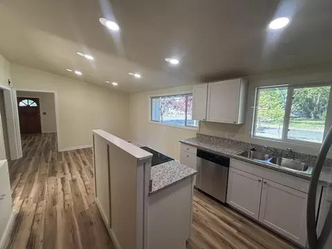 Kitchen - 124 Paxon Ave, Eagle Point, OR 97524 photo 2 of 3