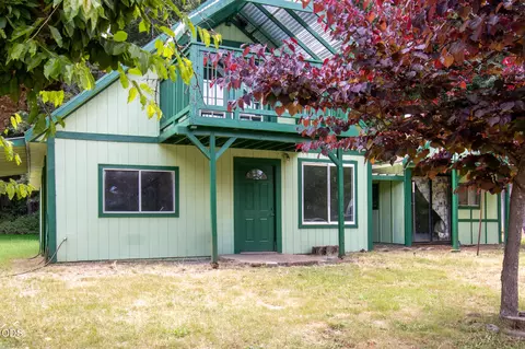 362 Crest Dr, Cave Junction, OR 97523