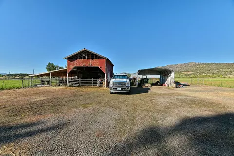 Exterior - 2795 Ball Rd, Eagle Point, OR 97524 photo 3 of 9