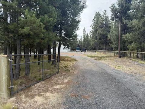 17037 Downey Rd, Bend, OR 97707 photo 3
