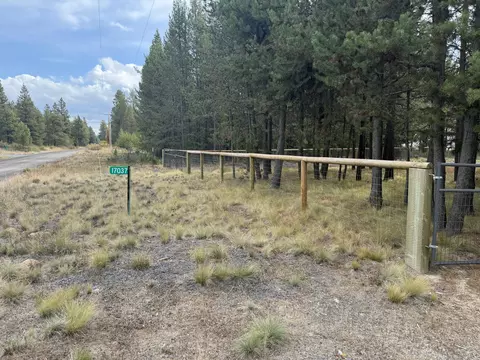 17037 Downey Rd, Bend, OR 97707 photo 2