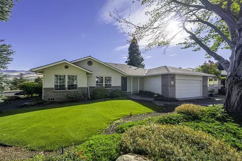 938 Cypress Point Loop, Ashland, OR 97520